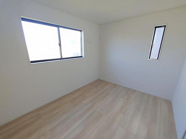 【リビング以外の居室】2階の居室は日当たりも眺望もよい気持ちの良い空間となっております。2面採光となっておりますので、広く景色を楽しめるのはもちろん、風通しが良く嫌なことがあっても自分のお部屋でリフレッシュできます。