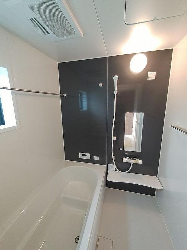 【浴室】一坪タイプのユニットバスは、足をしっかりと延ばして一日の疲れを癒すことが可能です。浴室暖房乾燥機も完備しておりますので、カビの心配が無いのはもちろん、雨の日のお洗濯物はお風呂で乾かせます。