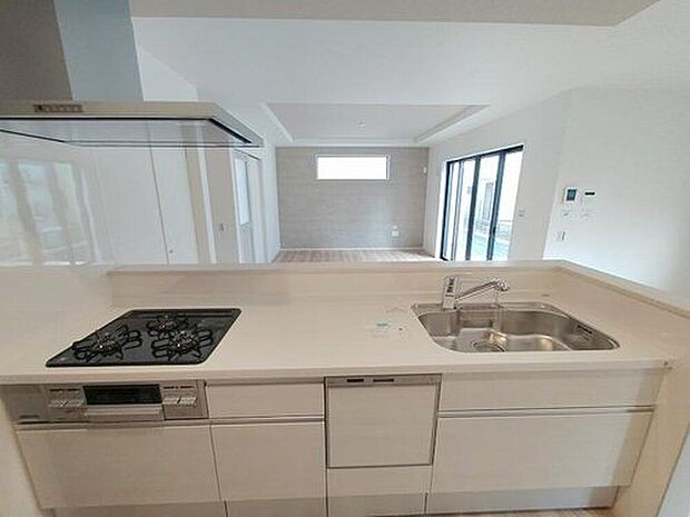 【キッチン】キッチンからリビングを見渡せますので、お料理やお片付け中もご家族のコミュニケーションをお取りいただけます。そしてキッチン自体も明るくなりますし、風も抜けますので衛生面で見ても安心いただける作りです。