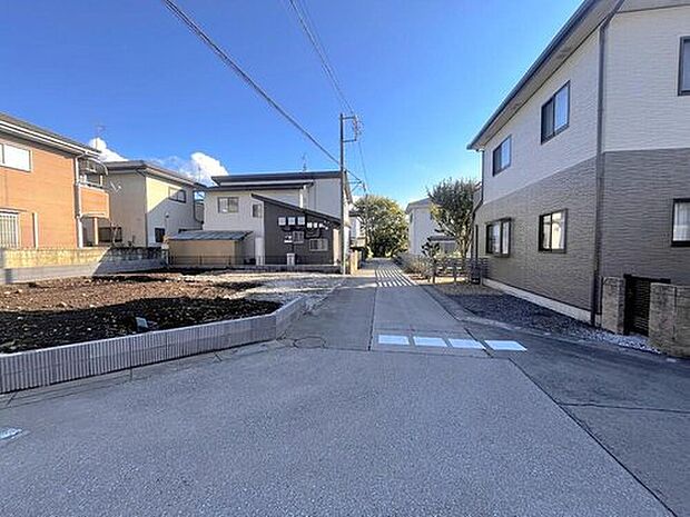 【前面道路含む現地写真】資料請求やご案内も即日対応いたします♪同じ施工例の物件見学や、完成イメージプレゼンテーションも承っております。どのような建物が建つか、間取りの広さは?など気になる点を一つ一つご説明させていただきます。
