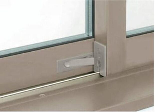 【内鍵】アングル部分に樹脂を採用した断熱効果の高く、経年劣化に強いサッシ。
内鍵は、窓が完全に閉まっていないと鍵がかけられない、空かけ防止タイプ。 補助錠も併用することでさらに防犯性が高まります。