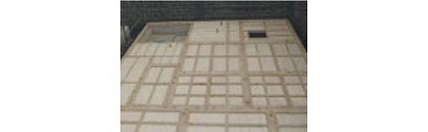 【【構造・工法・仕様】】壁及び床下には、耐水性の高いポリスチレンフォーム断熱材を使用しました。また気密性の高いペアガラスを標準採用、よりいっそうの断熱効果を高めています。