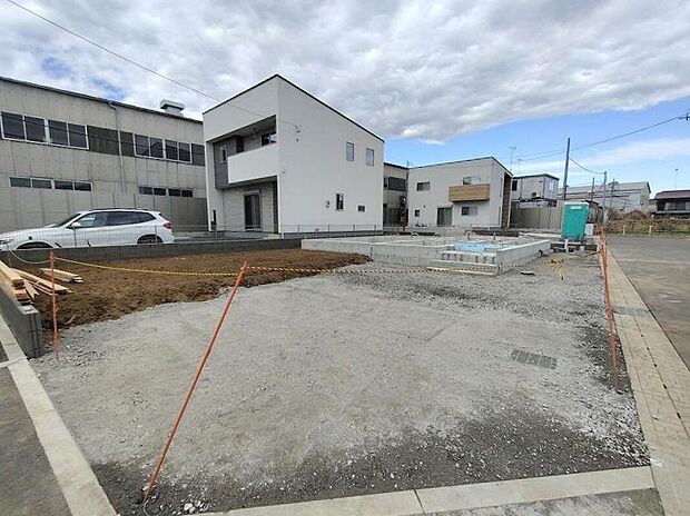 【現地外観写真】角地物件は日当り、通風良好!開放感ある立地を体感ください。