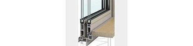 【複層ガラス】居室部分の窓ガラスには2枚のガラスの間に空気層を設けたペアガラスを採用。高い断熱性と共にガラス面の結露対策にも発揮します。