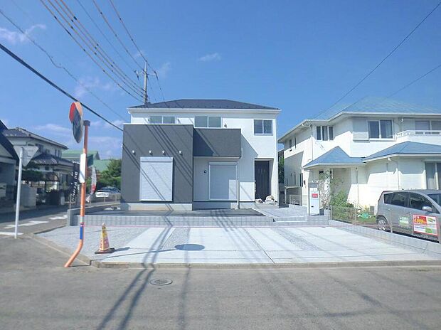 【類似外観同仕様】類似外観同仕様の物件になります。扉や窓の開口部の位置やデザインが異なります。建物のプレゼンテーションやモデルハウスのご案内も行っているので、お気軽にお問い合わせください。