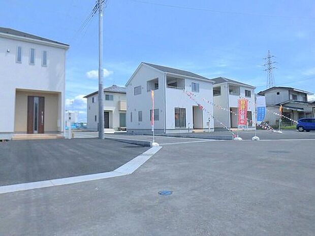 【類似外観同仕様】類似外観同仕様の物件になります。扉や窓の開口部の位置やデザインが異なります。建物の詳細図面などもございます、仕様の細かなご説明もさせていただきます。