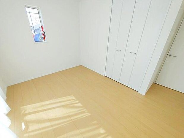 【リビング以外の居室】各居室に収納を完備しております。収納が豊富な住宅は居室空間がしっかりと使えるので暮らしやすさが断然に上がります。荷物をを気にすることなく家具の配置をお好み通りにできるのも大きな魅力です。