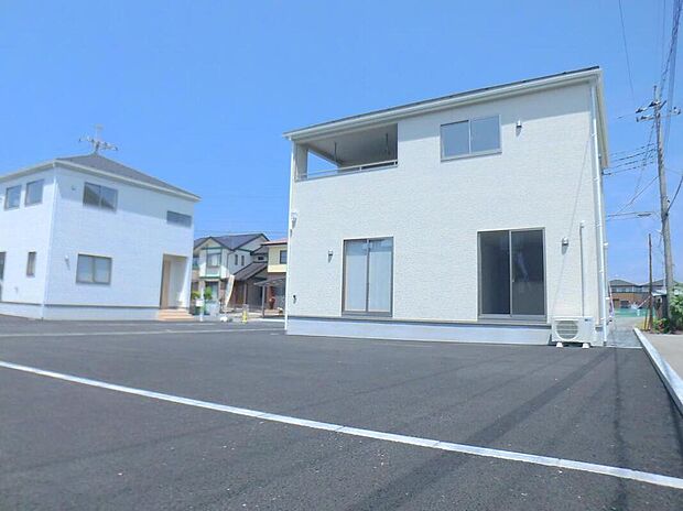 【類似外観同仕様】類似外観同仕様の物件になります。扉や窓の開口部の位置やデザインが異なります。間取りの広さなどもモデルハウスをご案内させて頂き、イメージしていただく事も可能です。