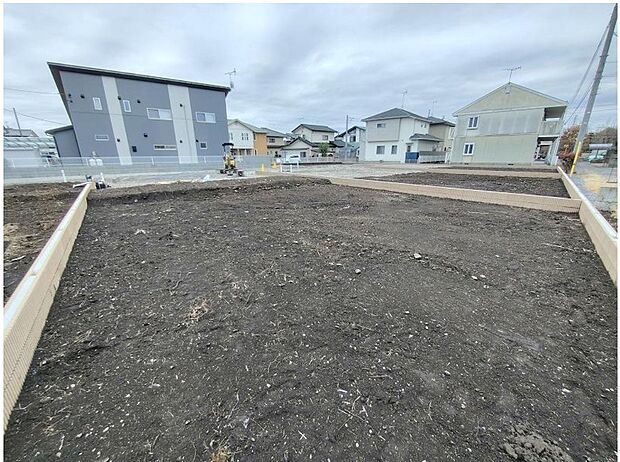 【現地外観写真】静かで落ち着いた街並みの中で、家族の暮らしを大切にする方におすすめです。