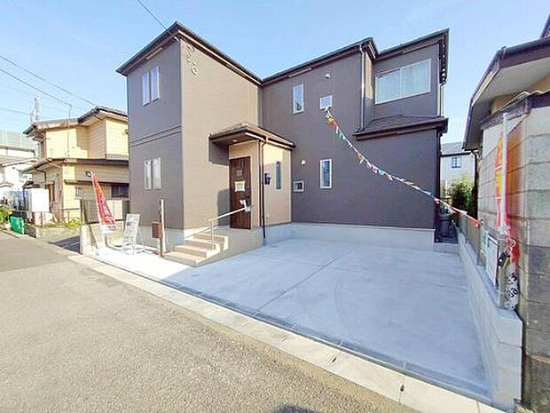 【前面道路含む現地写真】気持ちの良い青空に栄えるモダンな建物となっております。完全に完成いたしましたので、ご自由にお好きなだけご見学いただけます。この機会に飯田グループの建物の良さをぜひ見に来てください。