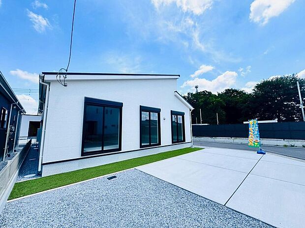【前面道路含む現地写真】耐震等級最高等級の住宅性能評価書はもちろん、長期優良住宅の認定も受けた高性能な住宅の完成です。長く、安心して住んでいただきたい、だからこそ厳しい第三者のチェックをお願いし、お客様に安心を届けます。