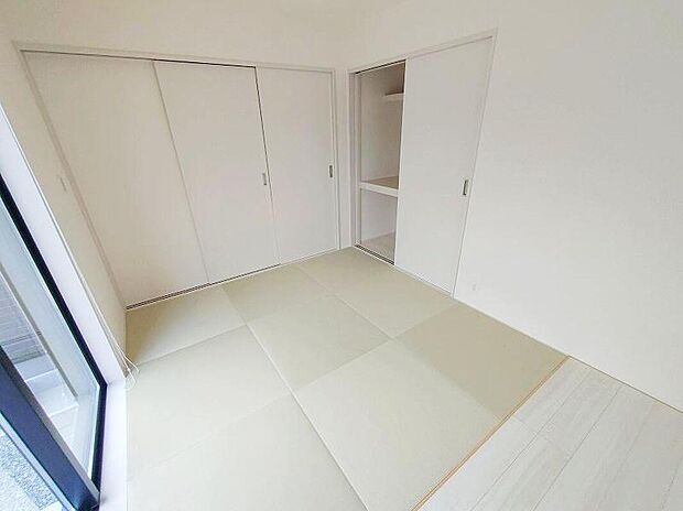 【和室】リビング隣接の和室は、その機能を発揮できるようしっかりとした広さをお取りいたしました。普段は開放スペース、お子様の遊び場、お客様がいらしたとき、ご両親様がお泊りに来た時など、色々と使い道がございます。
