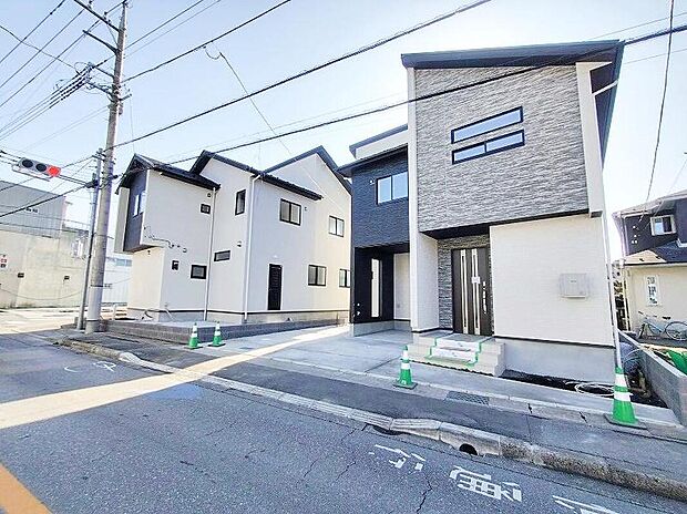 【現地外観写真】耐震等級最高等級の住宅性能評価書はもちろん、長期優良住宅の認定も受けた高性能な住宅の完成です。長く、安心して住んでいただきたい、だからこそ厳しい第三者のチェックをお願いし、お客様に安心を届けます。