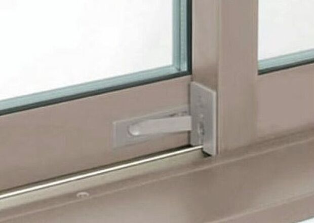 【【内鍵】】アングル部分に樹脂を採用した断熱効果の高く、経年劣化に強いサッシ。
内鍵は、窓が完全に閉まっていないと鍵がかけられない、空かけ防止タイプ。 補助錠も併用することでさらに防犯性が高まります。
