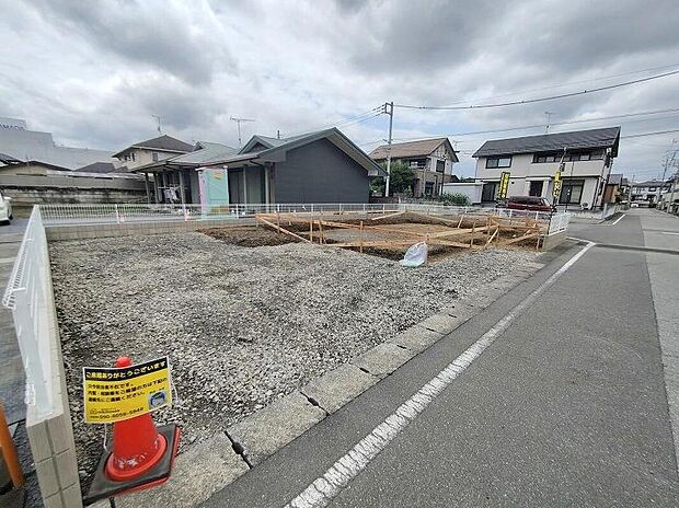 【前面道路含む現地写真】一戸建ての大きなメリットは、「自分の土地」を自由に使えること。好きなペットが飼えるほか、ガーデニングやDIY、車やバイクの手入れなど様々な趣味を楽しめます♪