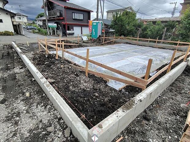 【現地外観写真】完成してからは見ることのできない、施工方法や構造をしっかりとご確認いただけるのが、建築中の住宅の大きなメリットです。専門知識を持ったスタッフがご説明させていただきます。お気軽にお問い合わせください。