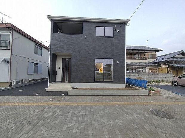 【類似外観同仕様】類似外観同仕様の物件になります。扉や窓の開口部の位置やデザインが異なります。建物のプレゼンテーションやモデルハウスのご案内も行っているので、お気軽にお問い合わせください。