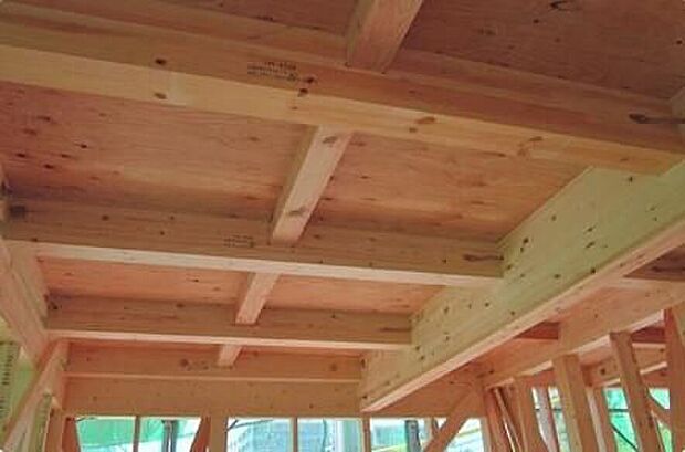 【剛床工法】一建設の住まいでは、1階と2階の床に「剛床工法」を選びました。これは構造用面材を土台と梁に直接留めつける工法で、床をひとつの面として家全体を一体化することで、横からの力にも非常に強い構造となります。家屋のねじれを防止し、耐震性に優れた効果を発揮します。
