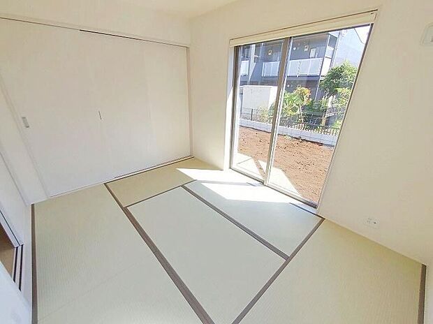 【和室】畳の日焼けも気になるところではありますが、やっぱり日当たりが良いに越したことは無いですよね、障子越しに入ってくる日差しは、洋室でカーテン越しにはいいてくる日差しとは違う空間を演出してくれます。