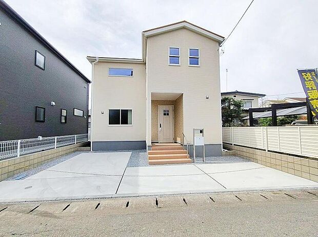 【類似外観同仕様】類似外観同仕様の物件になります。扉や窓の開口部の位置やデザインが異なります。建物のプレゼンテーションやモデルハウスのご案内も行っているので、お気軽にお問い合わせください。