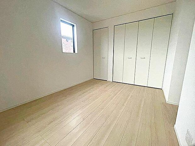 【リビング以外の居室】常に明るい2階洋室!日中の電気使用がないので、家計にも助かります!