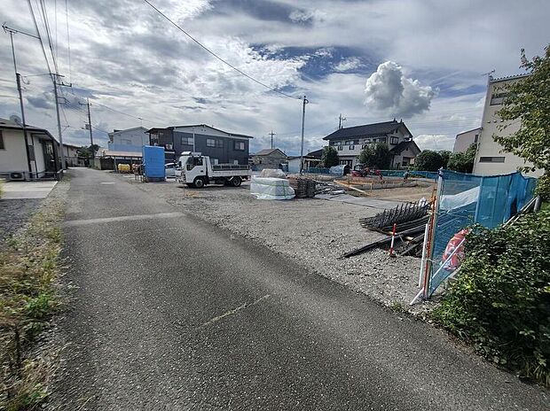 【前面道路含む現地写真】資料請求やご案内も即日対応いたします♪同じ施工例の物件見学や、完成イメージプレゼンテーションも承っております。どのような建物が建つか、間取りの広さは？など気になる点を一つ一つご説明させていただきます。