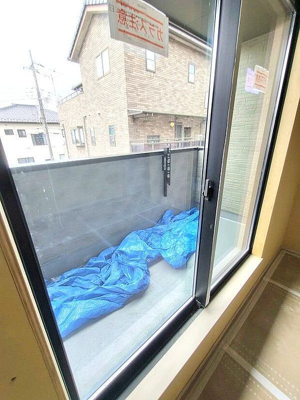 【バルコニー】お洗濯物を干したり、日光浴をしたり、色々なことにお使いいただくバルコニーは、外から見た際に建物の見た目にも大きな影響を与える要素の一つです。自慢の我が家としていただくために形にもこだわりました。