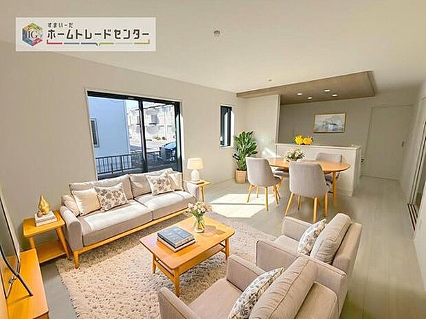 現況の物件写真に、CG による画像処理を行っています。家具、家電、照明器具、小物、カーテン、その他のイメージはCG です。