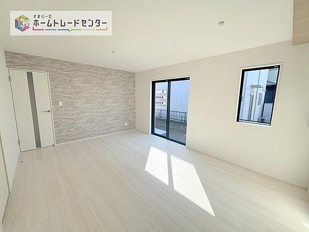 日当たりもよく、広々としたリビングです。ゆったりとした家族の時間をお過ごしいただけます。休日はご家族そろって、またはお友達を誘って、明るいリビングで楽しい時間をお過ごしください。