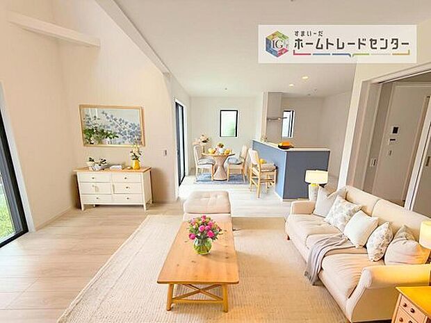 現況の物件写真に、CG による画像処理を行っています。家具、家電、照明器具、小物、カーテン、その他のイメージはCG です。