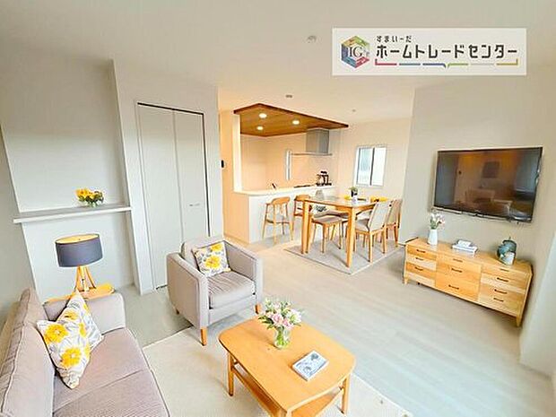 現況の物件写真に、CG による画像処理を行っています。家具、家電、照明器具、小物、カーテン、その他のイメージはCG です。