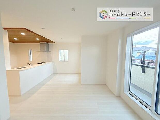 キッチンから見て、横長のリビングはご来客時に、キッチンはもちろんダイニングスペースを視界に入れない配置が可能です。生活感をお客様に見せたくない方などにも喜ばれています。家具の配置もしやすいのも良いです