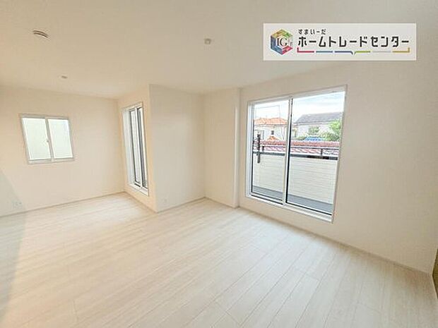 LDKのリビングスペースです。広く奥行きのあるリビングの為、ダイニング、リビングの各スペースがしっかりと確保できます。お食事の後はこちらに移って皆様でおくつろぎください。