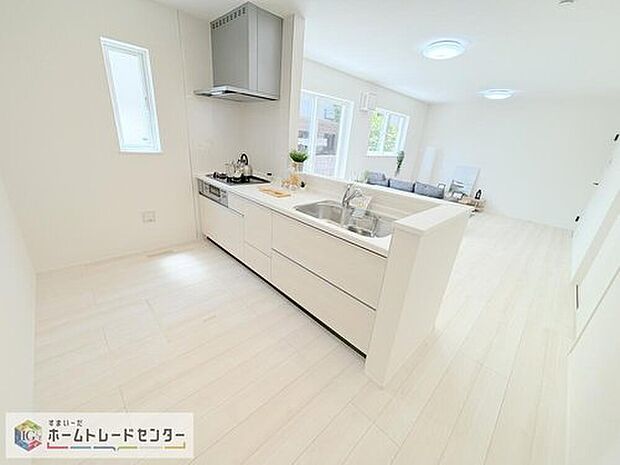 人気の対面式キッチン☆お食事の準備をしながらでもご家族とのコミュニケーションを楽しめます♪スライドタイプの収納を採用してますので、奥までしっかりと収納空間を利用できます。取り出しも簡単に♪