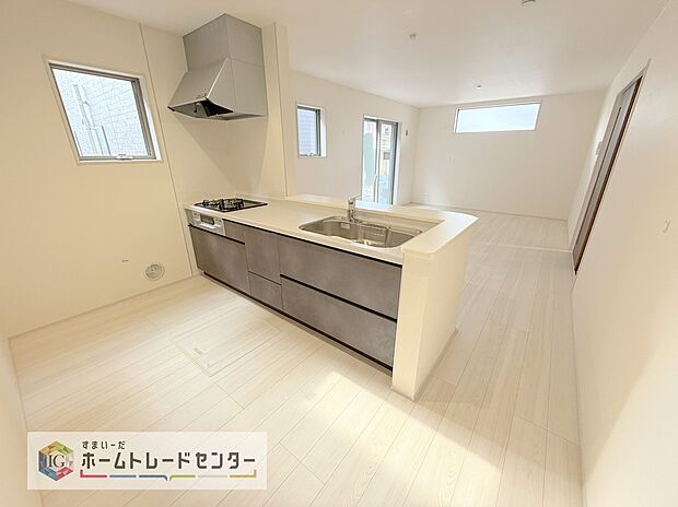 キッチンからリビングへの視界、動線です。対面キッチンですので、常にご家族が視界に入るのはもちろん、動線を広めにとっておりますので、お料理やお皿を持ちながらすれ違ってもぶつかる心配がありません。