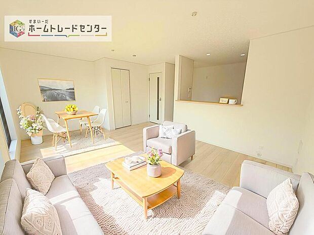 【リビング　イメージ画像】
現況の物件写真に、CG による画像処理を行っています。家具、家電、照明器具、小物、カーテン、その他のイメージはCG です。