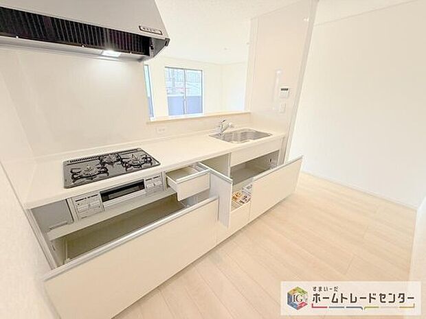 キッチンスペースは家族で作業が出来るよう広めにとりました。みんなで楽しくお料理をすれば、より美味しい食事が創れそうです。そしてお料理好きなお子様が育つかも、もちろん片付けもみんなでできます。