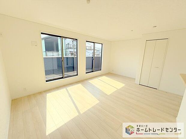 広々としたリビングは南西側に設けた窓からたくさんの陽光を取り入れてくれます。家族が集まる空間ですからやはり明るさと、暖かさは大切です。広さがありますので家具の配置に悩まなくて済むのも良いです。