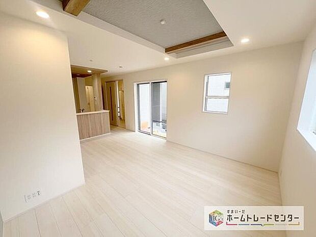 リビングの天井一部を折上天井とすることで、天井高を高くし開放感を持たせるとともに、アクセントをつけ高級感を持たせました。このちょっとした工夫が、お友達を呼びたくなる家へと大きく進化させてくれます。