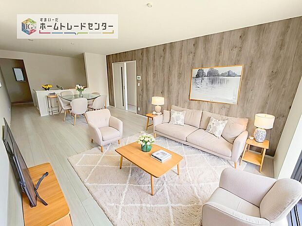 縦長で奥行きのあるリビングは、家具の配置がしやすく使い勝手が非常に良いです。※現況の物件写真に、CG による画像処理を行っています。家具、家電、照明器具、小物、カーテン、その他のイメージはCG です。