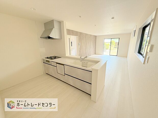 キッチンからリビングへの視界、動線です。対面キッチンですので、常にご家族が視界に入るのはもちろん、動線を広めにとっておりますので、お料理やお皿を持ちながらすれ違ってもぶつかる心配がありません。
