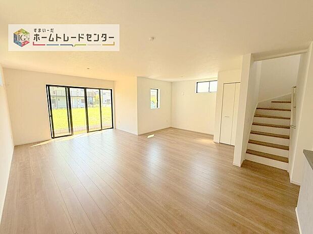 広々としたリビングは南側に設けた掃き出し窓からたくさんの陽光を取り入れてくれます。家族が集まる空間ですからやはり明るさと、暖かさは大切です。広さがありますので家具の配置に悩まなくて済むのも良いです。