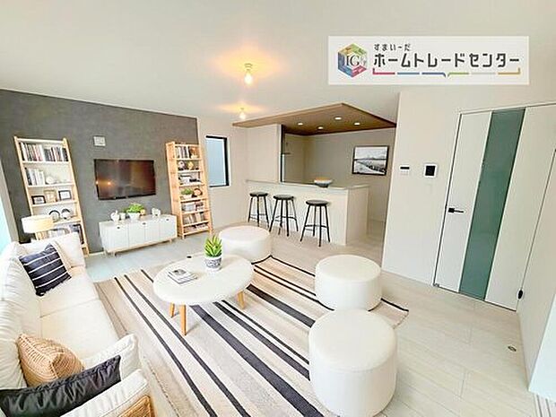 現況の物件写真に、CG による画像処理を行っています。家具、家電、照明器具、小物、カーテン、その他のイメージはCG です。