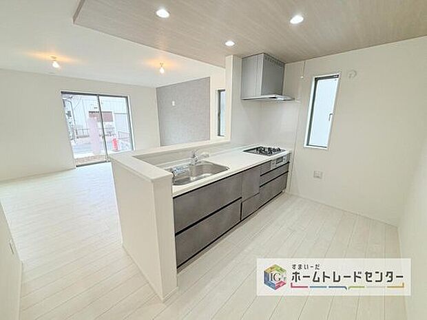 人気の対面式キッチン☆お食事の準備をしながらでもご家族とのコミュニケーションを楽しめます♪スライドタイプの収納を採用してますので、奥までしっかりと収納空間を利用できます。取り出しも簡単に♪