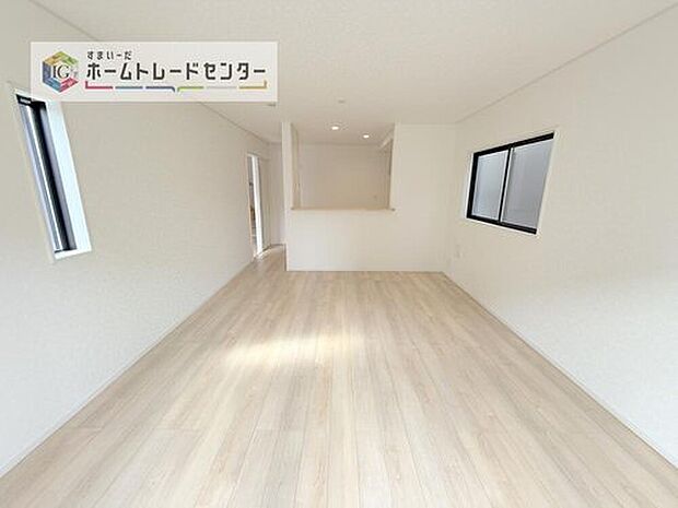 縦長で奥行きのあるリビングは、家具の配置がしやすく使い勝手が非常に良いです。特にソファを配置した時にその便利さがお分かりいただけると思います。ゆったりと、くつろげる場所でなくてはならないと考えています