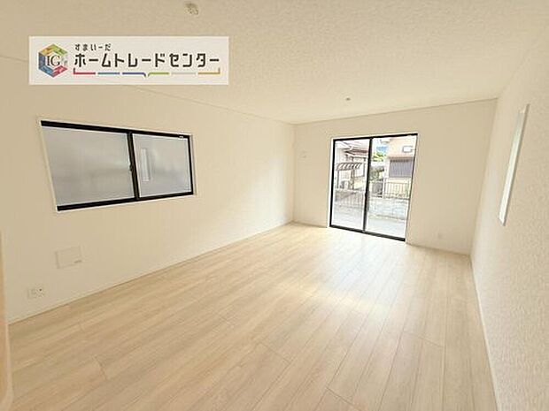 リビングにはこだわって開口部を可能な限り多く設けました。日当たり、風通しを良くするのはもちろんですが、やはり人が集まる場所ですので、開放感が必要な場所だと思います。広々としたリビングをお楽しみください