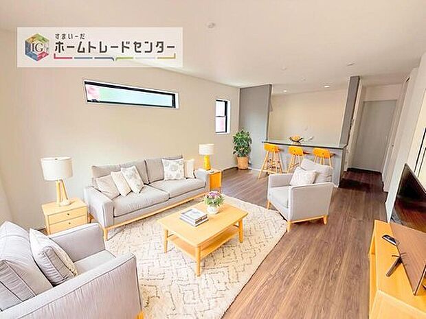 【リビング　イメージ画像】
現況の物件写真に、CG による画像処理を行っています。家具、家電、照明器具、小物、カーテン、その他のイメージはCG です。