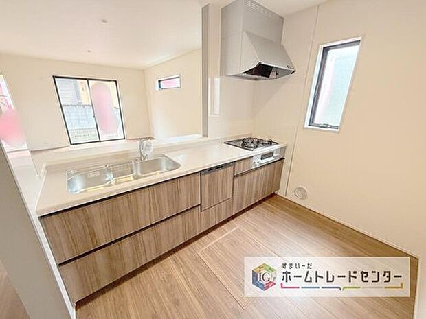 人気の対面式キッチン☆お食事の準備をしながらでもご家族とのコミュニケーションを楽しめます♪スライドタイプの収納を採用してますので、奥までしっかりと収納空間を利用できます。取り出しも簡単に♪