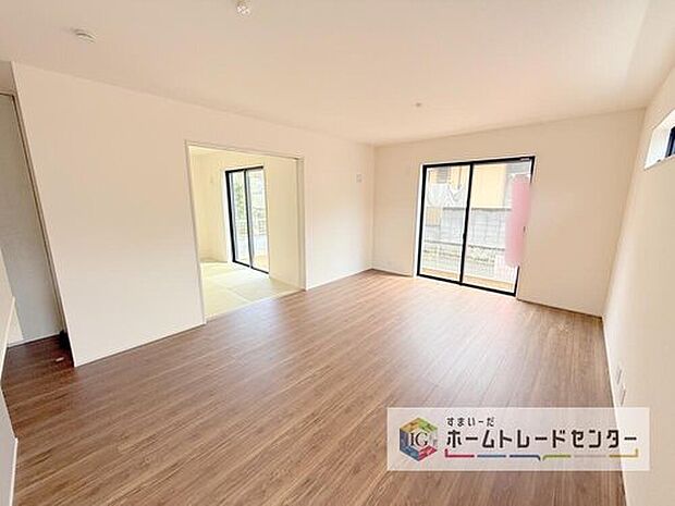 広々としたリビングは南側に設けた掃き出し窓からたくさんの陽光を取り入れてくれます。家族が集まる空間ですからやはり明るさと、暖かさは大切です。広さがありますので家具の配置に悩まなくて済むのも良いです。