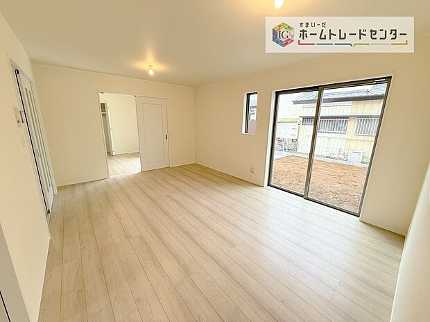 広々としたリビングは南側に設けた掃き出し窓からたくさんの陽光を取り入れてくれます。家族が集まる空間ですからやはり明るさと、暖かさは大切です。広さがありますので家具の配置に悩まなくて済むのも良いです。